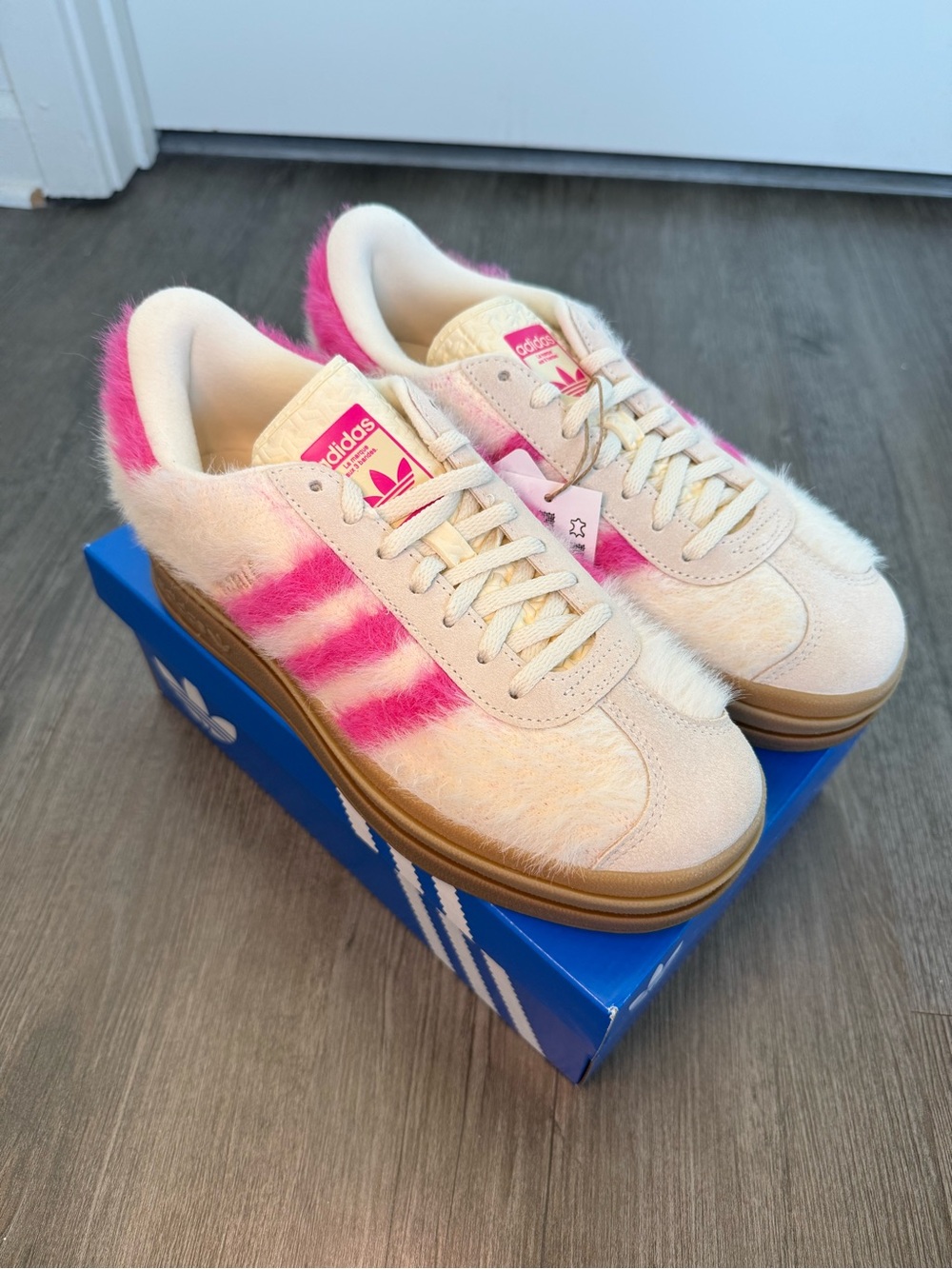 NWT Women’s Adidas Gazelle Bold Size 7 Shock Pink White Gold Brand New Sneakers! - Picture 5 of 14